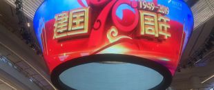 公司花20萬裝修的會議室，竟被客戶吐槽‘像網(wǎng)吧’？高級感會議室的屏幕選擇秘訣”